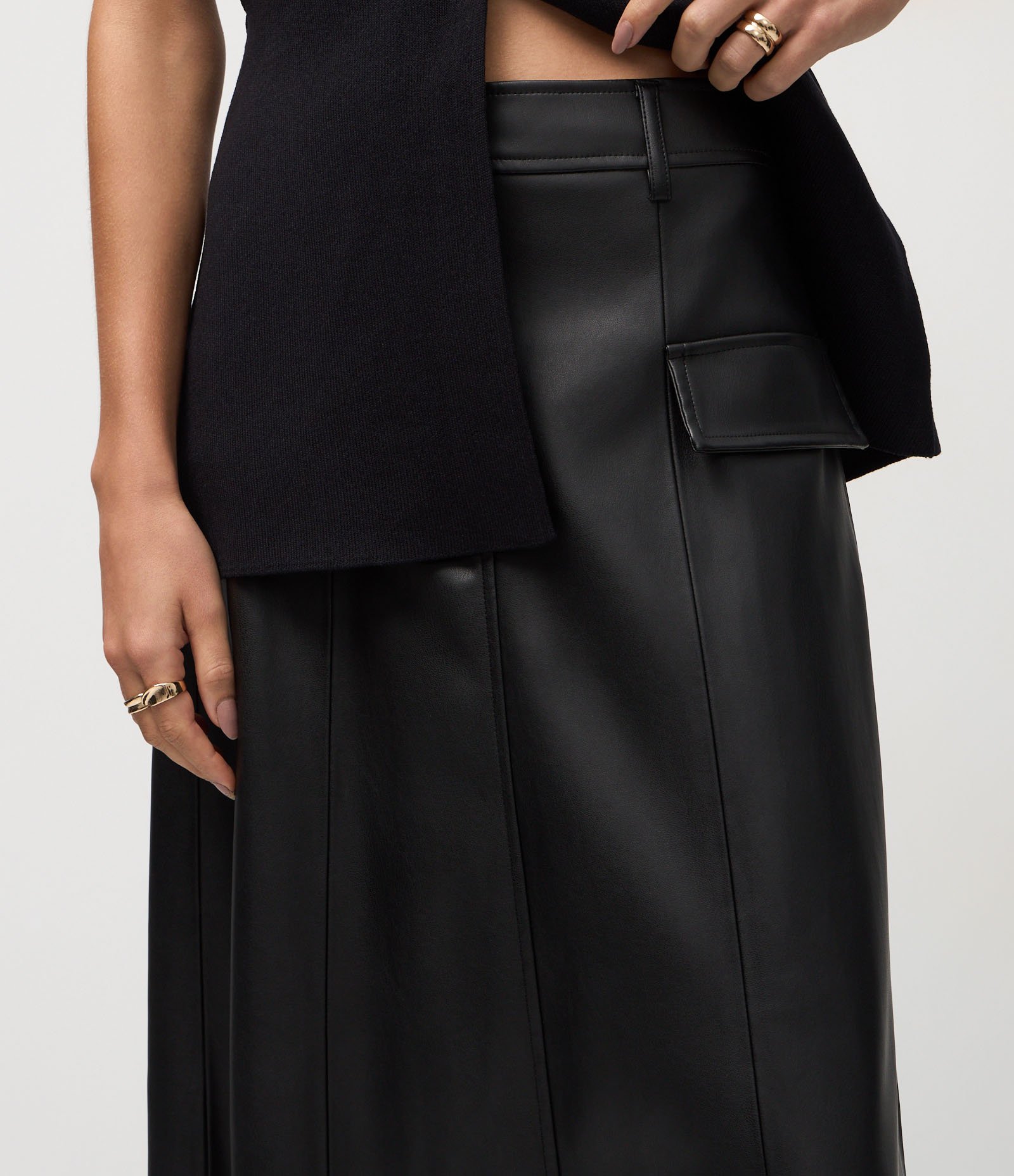 Saia Evasê Midi em PU com Passantes e Lapelas Frontais Preto 4