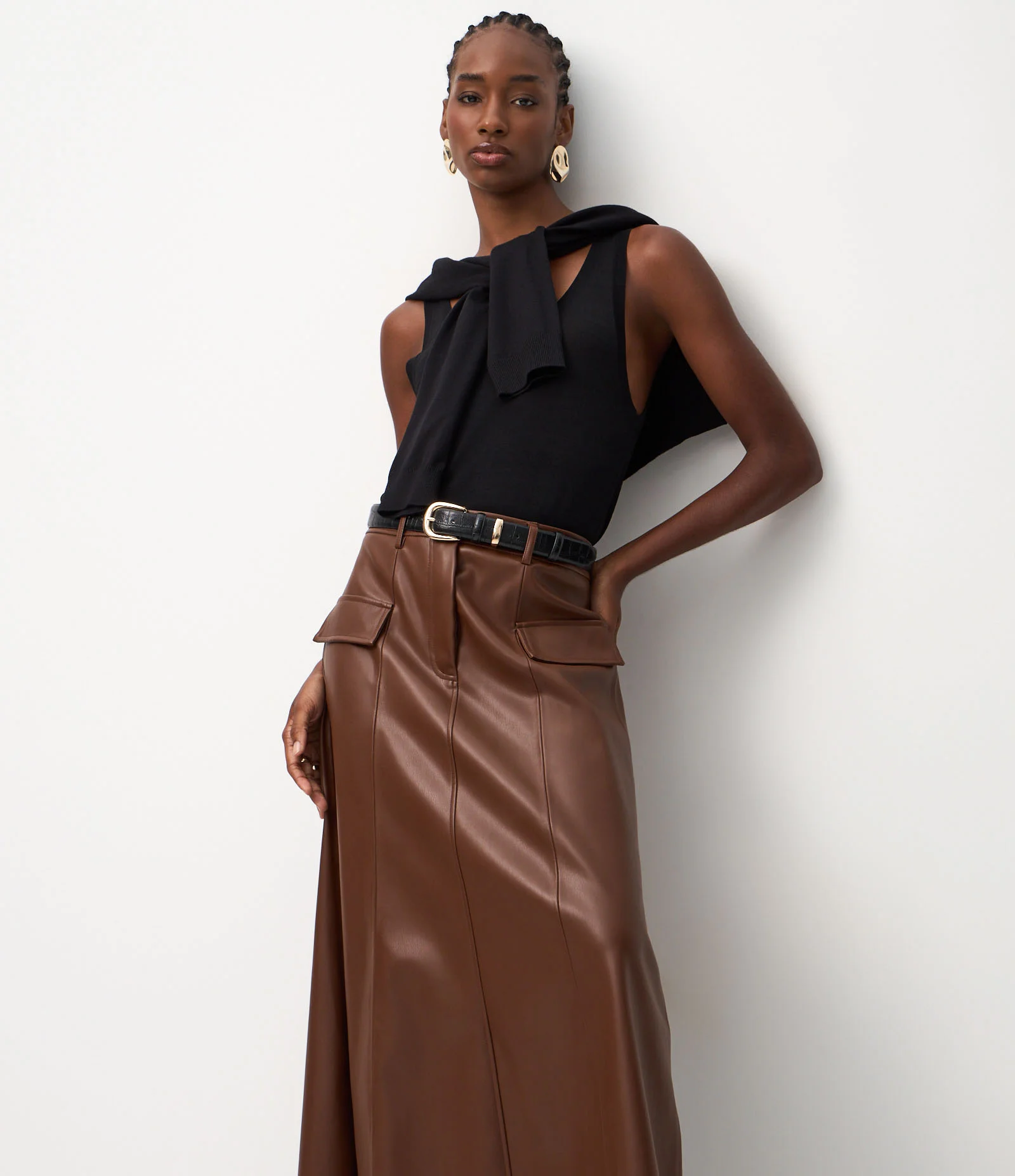 Saia Evasê Midi em PU com Passantes e Lapelas Frontais Marrom 2