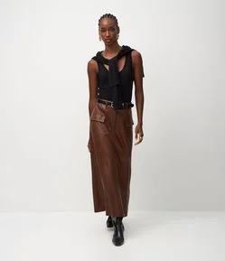 Saia Evasê Midi em PU com Passantes e Lapelas Frontais