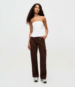 Calça Reta Comfort em Sarja com Cintura alta e Bolsos Cargo