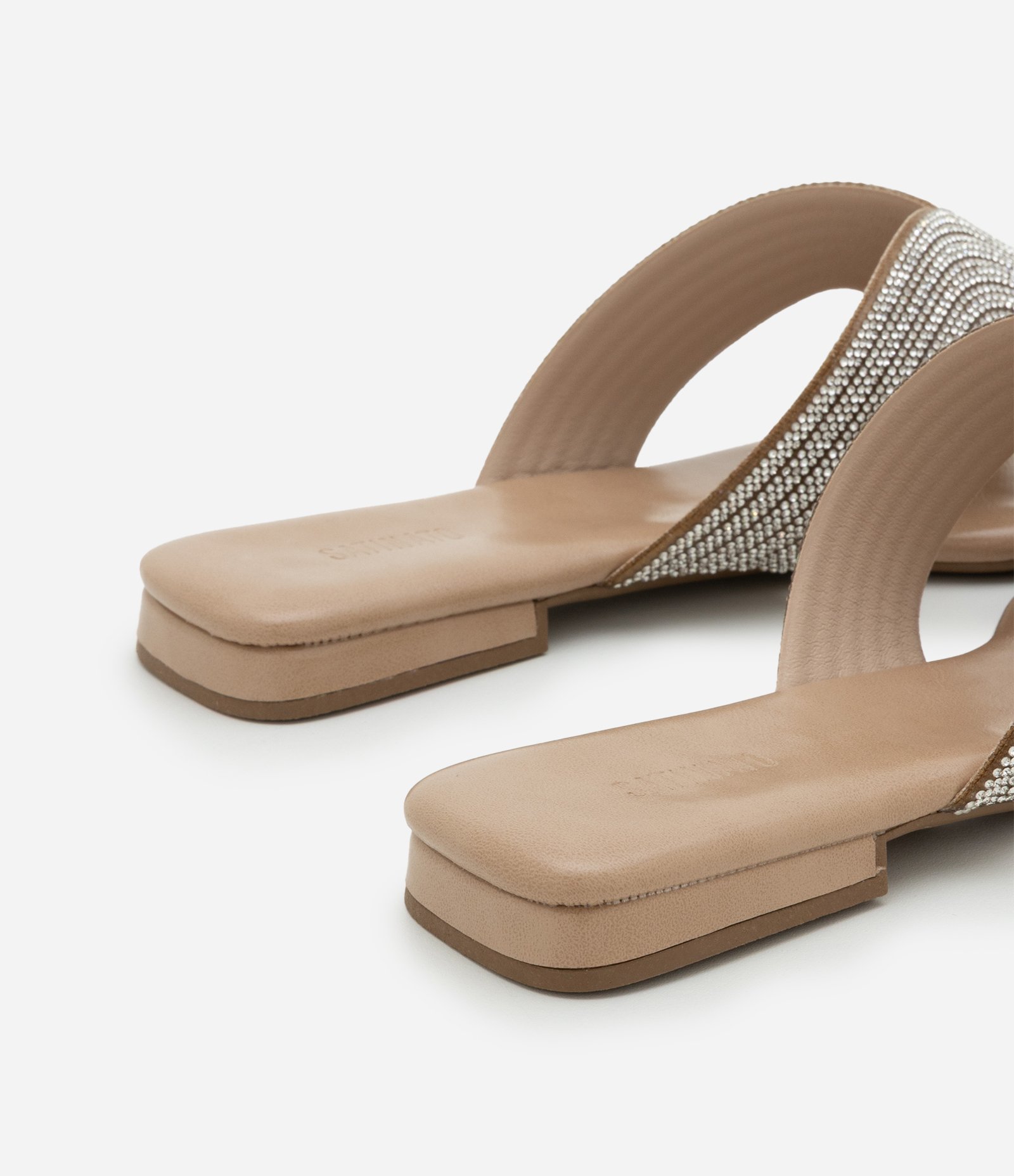 Sandália Rasteira com Tira Larga e Brilhos Bege 4