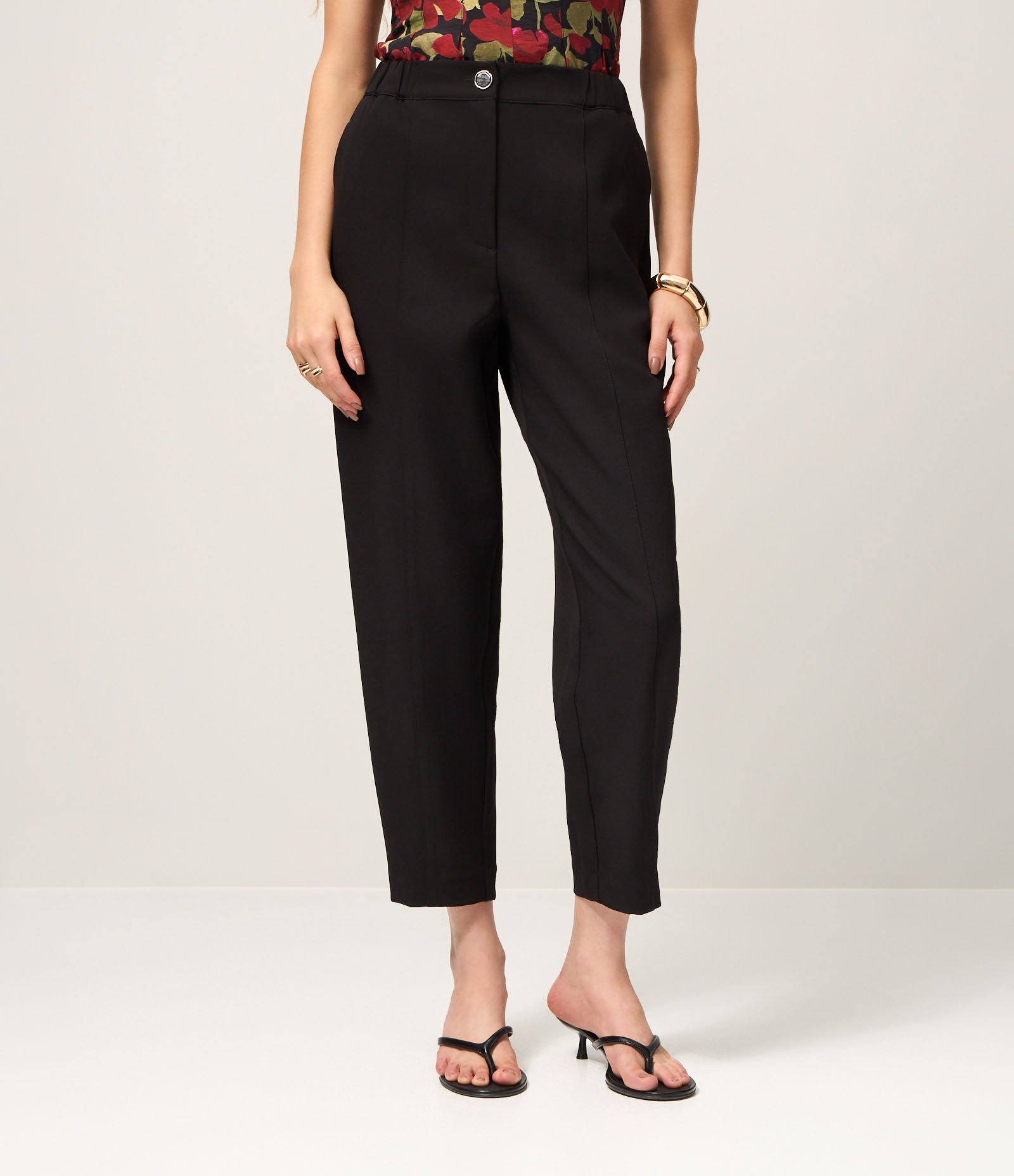 Calça Cenoura em Crepe com Cós de Elástico Preto 3