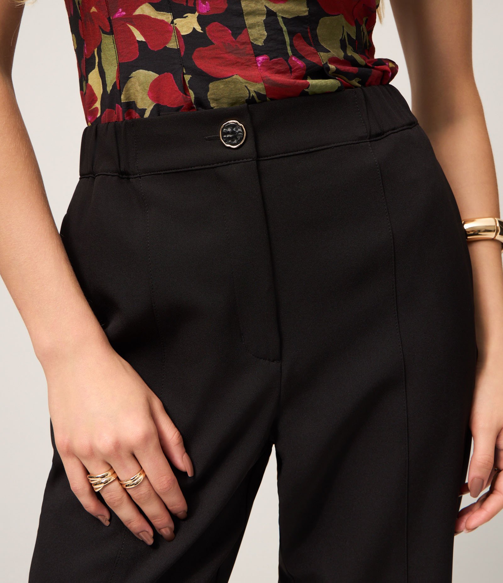 Calça Cenoura em Crepe com Cós de Elástico Preto 4