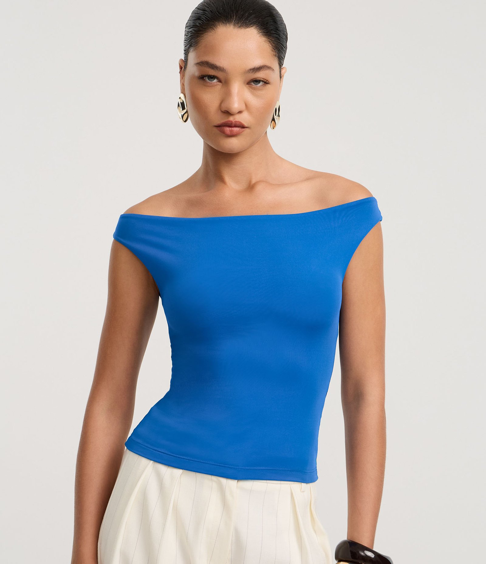 Blusa em Microfibra com Decote Canoa Azul 1