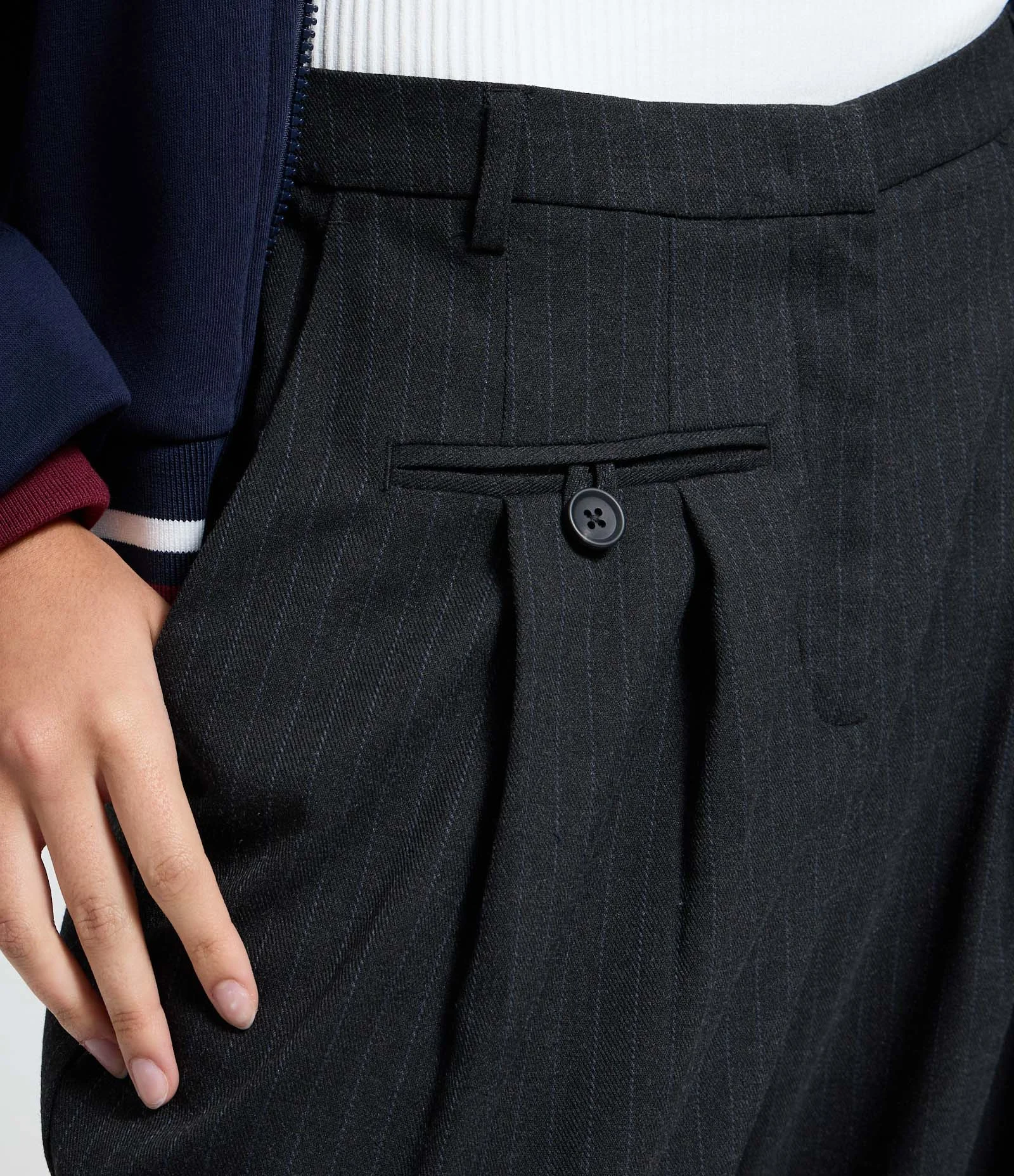 Calça Reta Alfaiatada com Risca de Giz Cinza 3