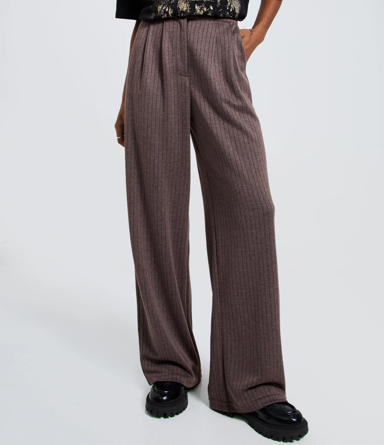 Calça Wide Leg Alfaiataria com Risca de Giz Marrom 2