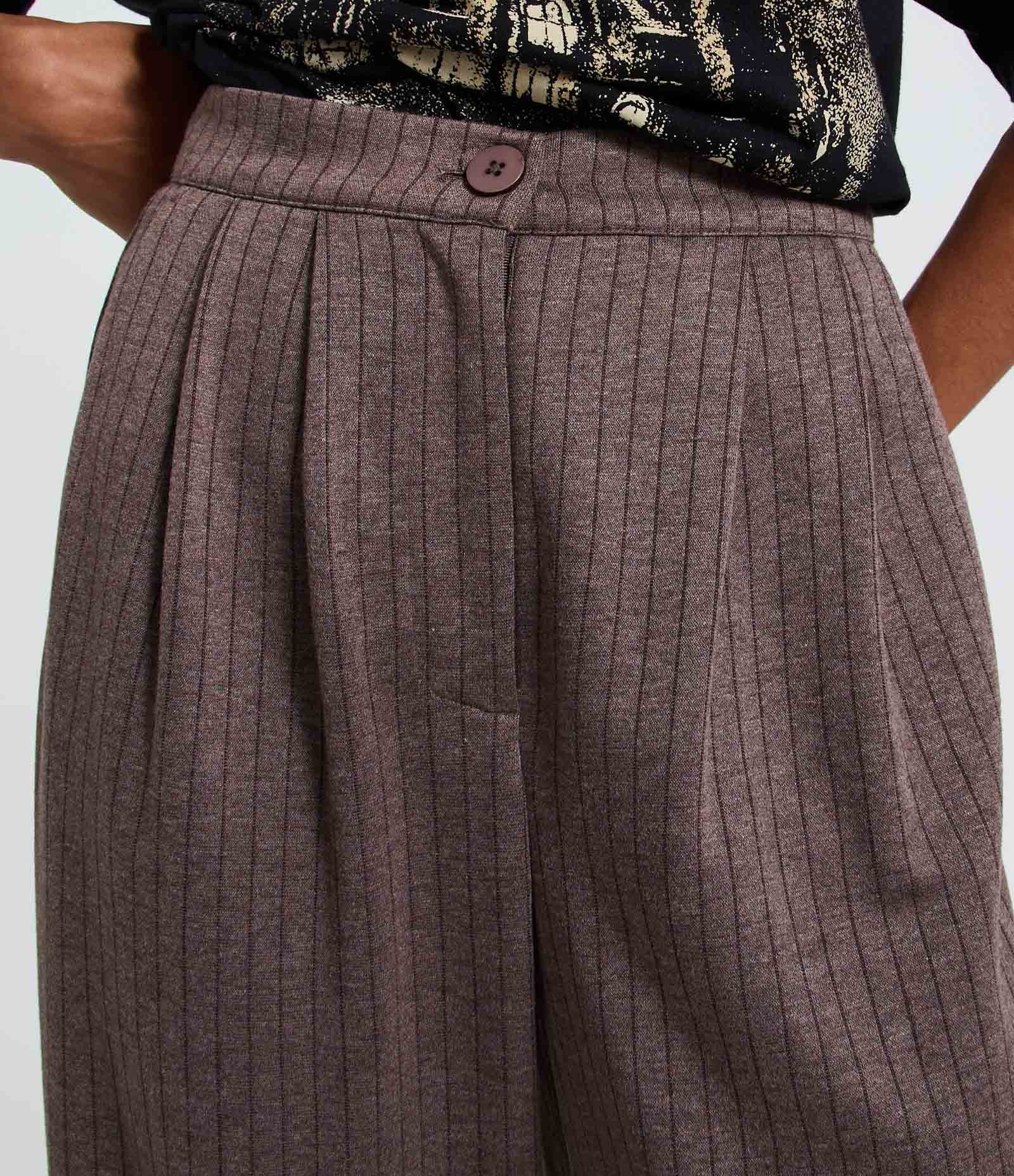 Calça Wide Leg Alfaiataria com Risca de Giz Marrom 3