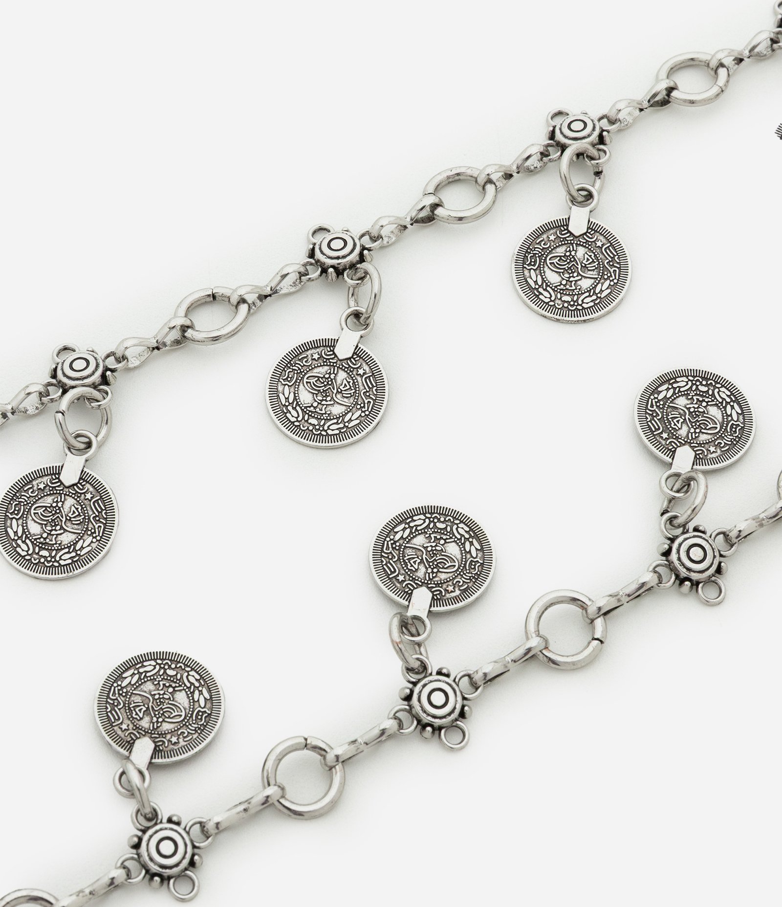 Cinto Estreito em Metal com Medalhas Curve & Plus Size Prata 3