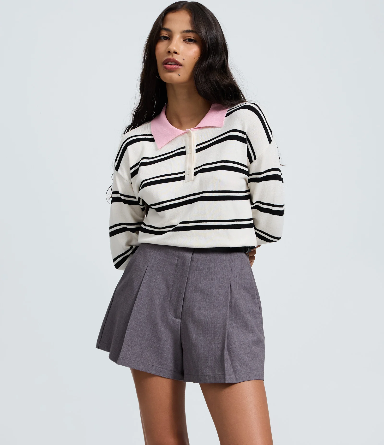 Short em Alfaiataria Lisa com Cinto Fino Cinza 2