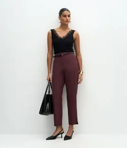 Calça Cenoura Alfaiatada em Crepe com Cinto Fino