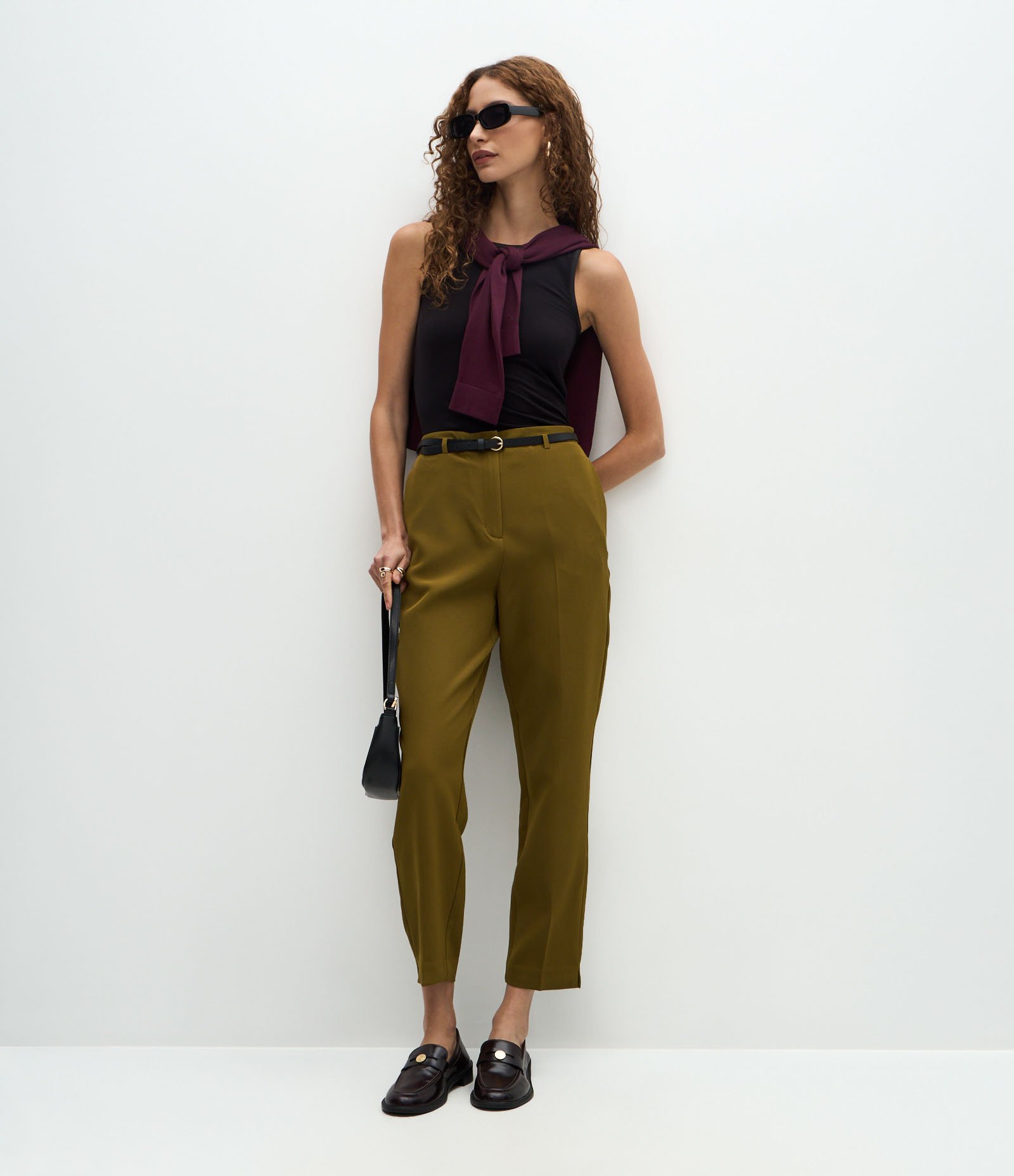 Calça Cenoura Alfaiatada em Crepe com Cinto Fino Verde 1
