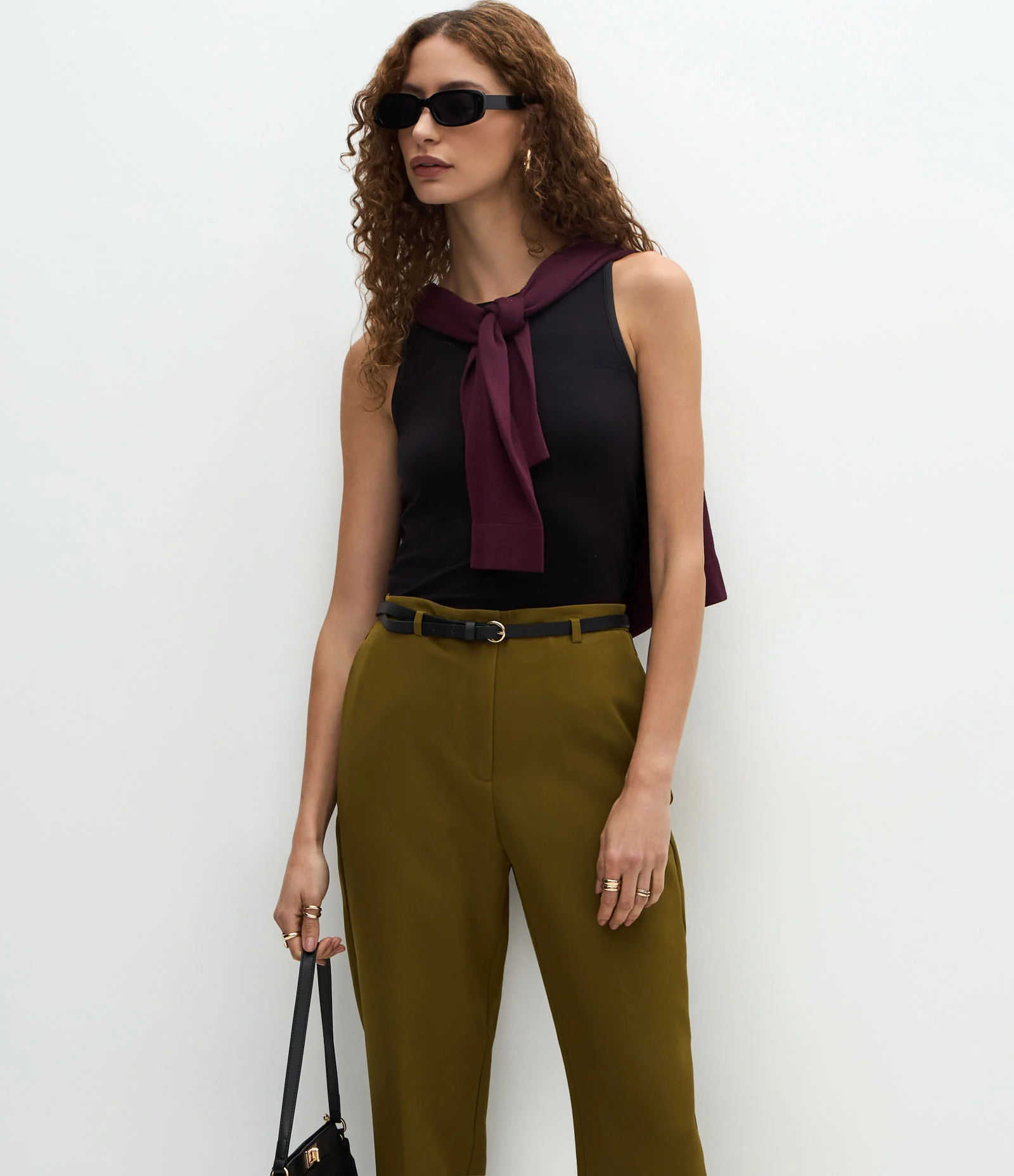 Calça Cenoura Alfaiatada em Crepe com Cinto Fino Verde 2