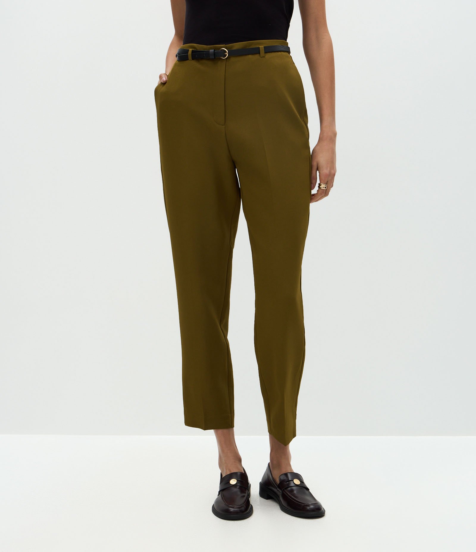 Calça Cenoura Alfaiatada em Crepe com Cinto Fino Verde 3