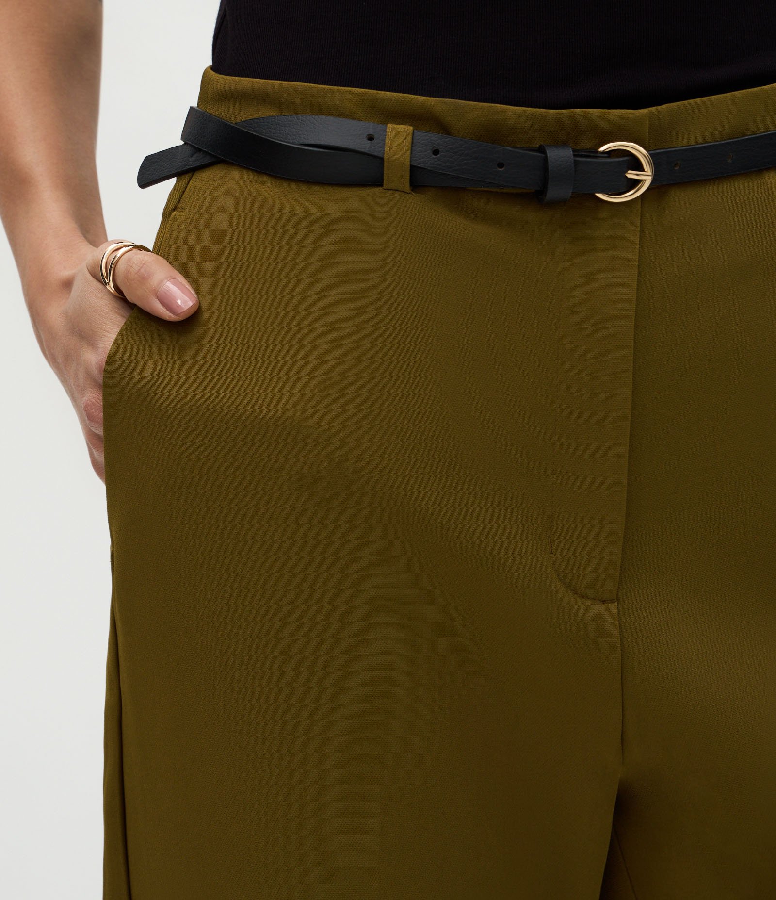Calça Cenoura Alfaiatada em Crepe com Cinto Fino Verde 4