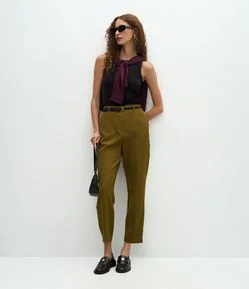 Calça Cenoura Alfaiatada em Crepe com Cinto Fino