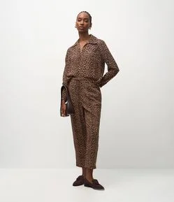 Calça Fluída Alfaiatada em Crepe Animal Print