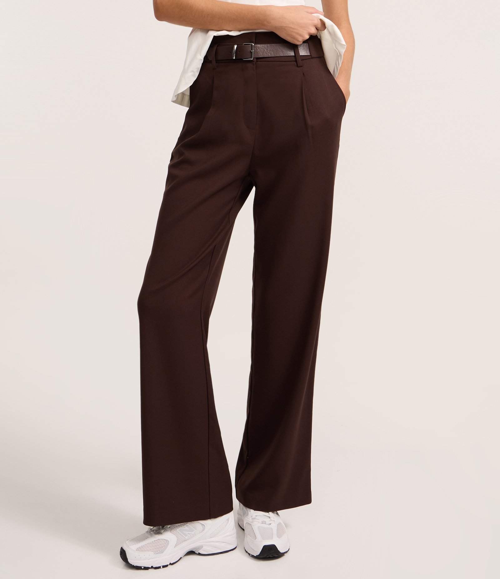 Calça Reta em Alfaiataria com Meio Cinto Marrom 3