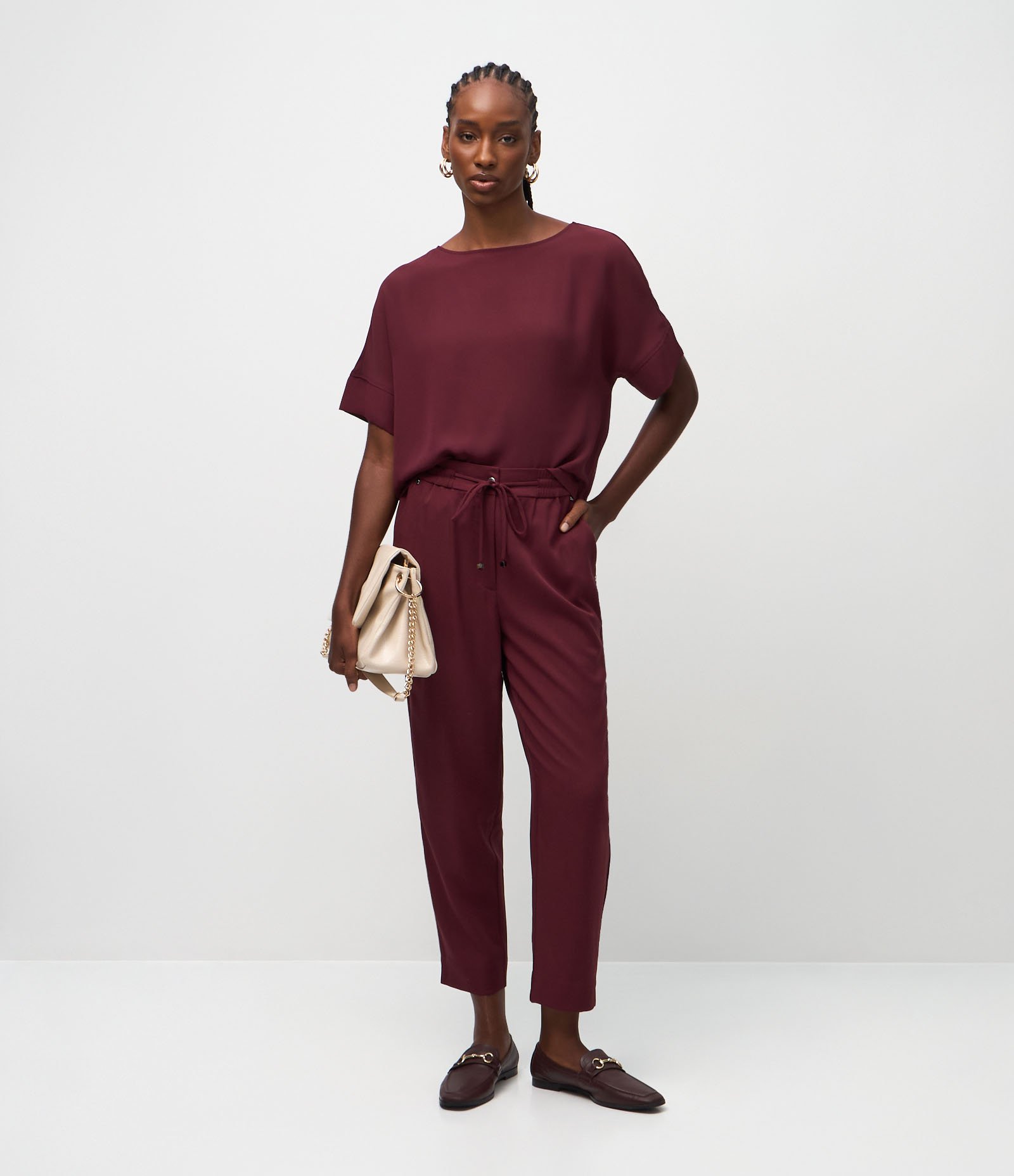 Calça Fluida em Crepe com Cós Elástico e Amarração Vinho 1