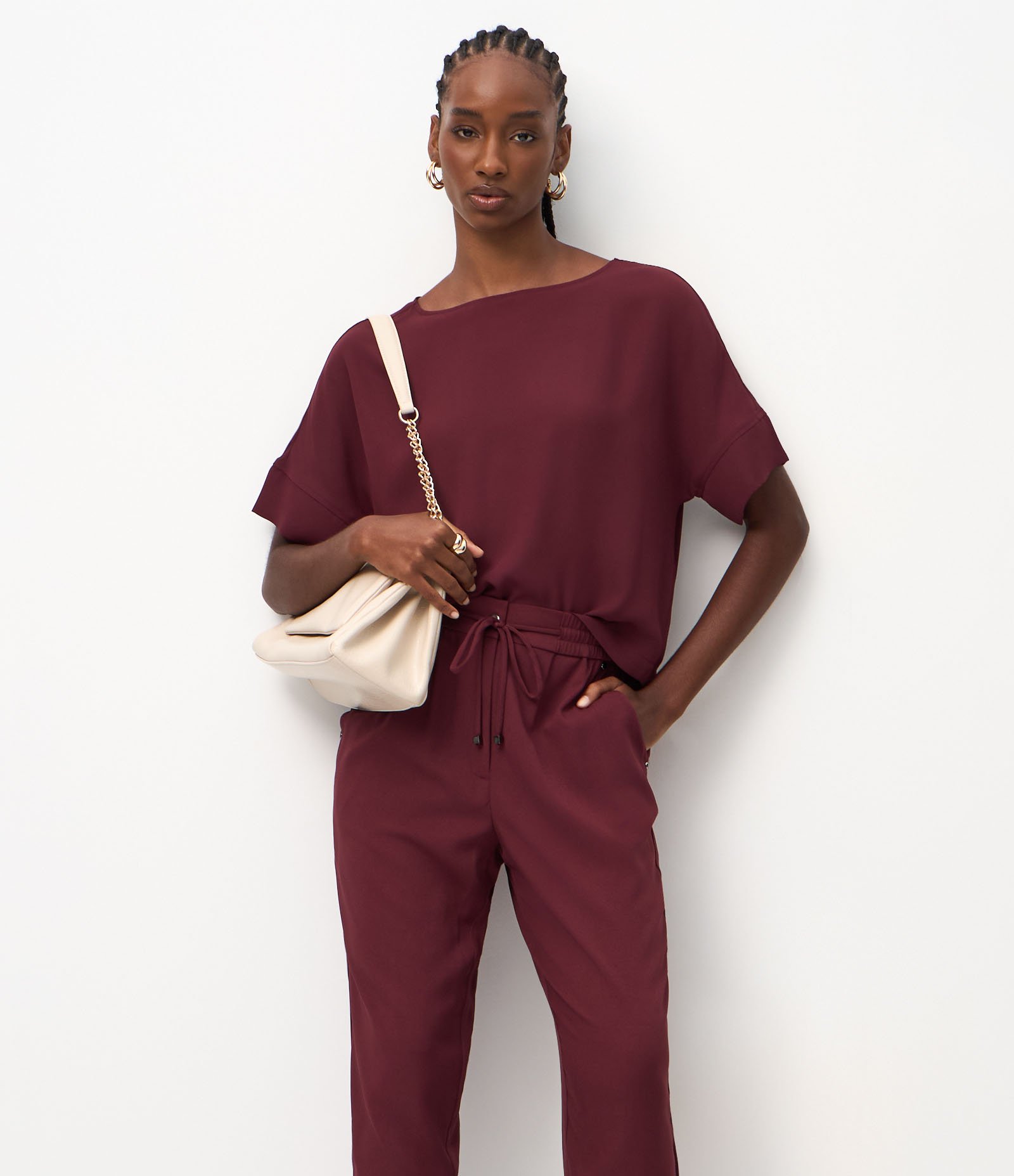 Calça Fluida em Crepe com Cós Elástico e Amarração Vinho 2