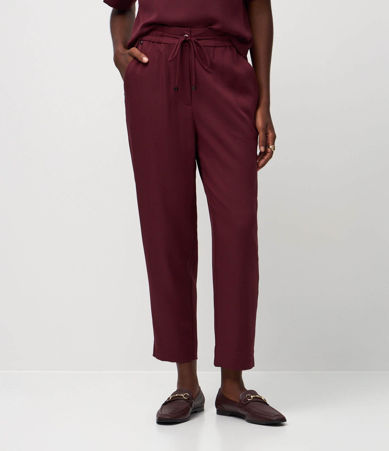 Calça Fluida em Crepe com Cós Elástico e Amarração Vinho 3