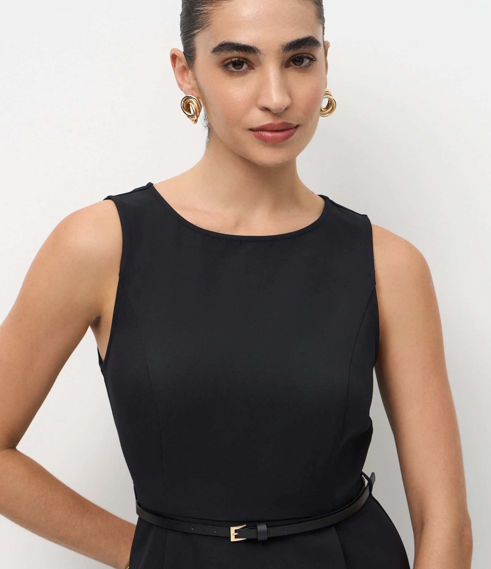 Vestido Curto em Crepe com Pregas Frontais e Cinto em PU Preto 3