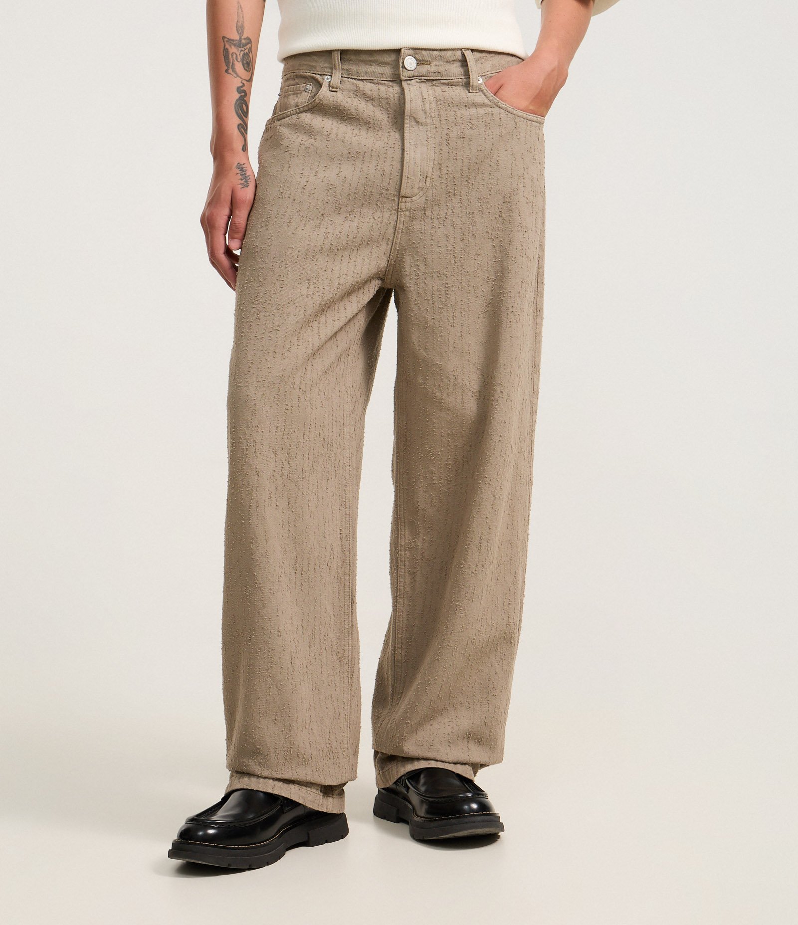 Calça Super Baggy em Sarja Texturizada Bege 2