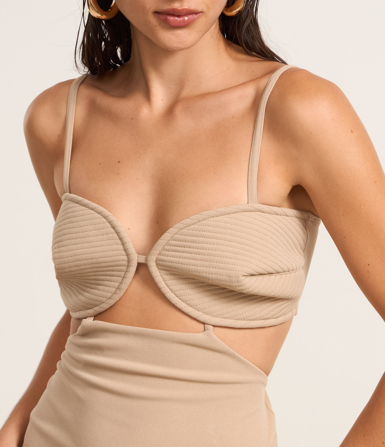 Vestido Curto em Crepe com Busto Pespontado e Recortes Bege 4