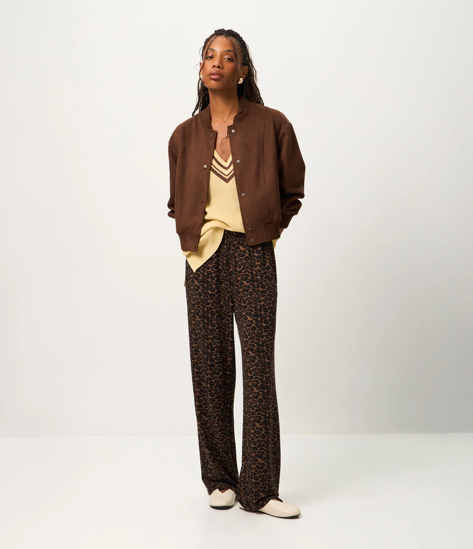 Jaqueta Bomber em Suede com Barras Ajustadas e Recortes Marrom 2