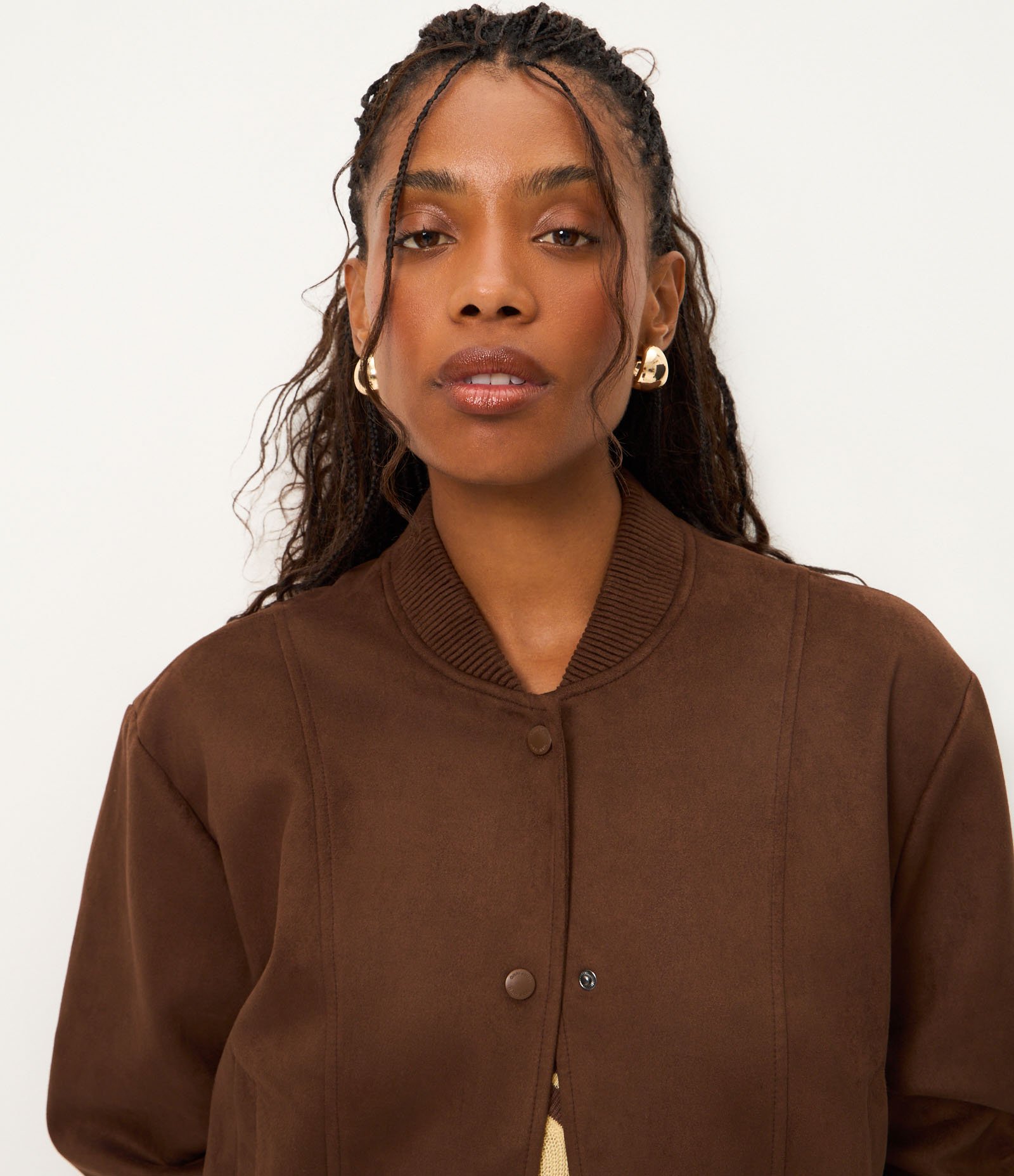 Jaqueta Bomber em Suede com Barras Ajustadas e Recortes Marrom 3