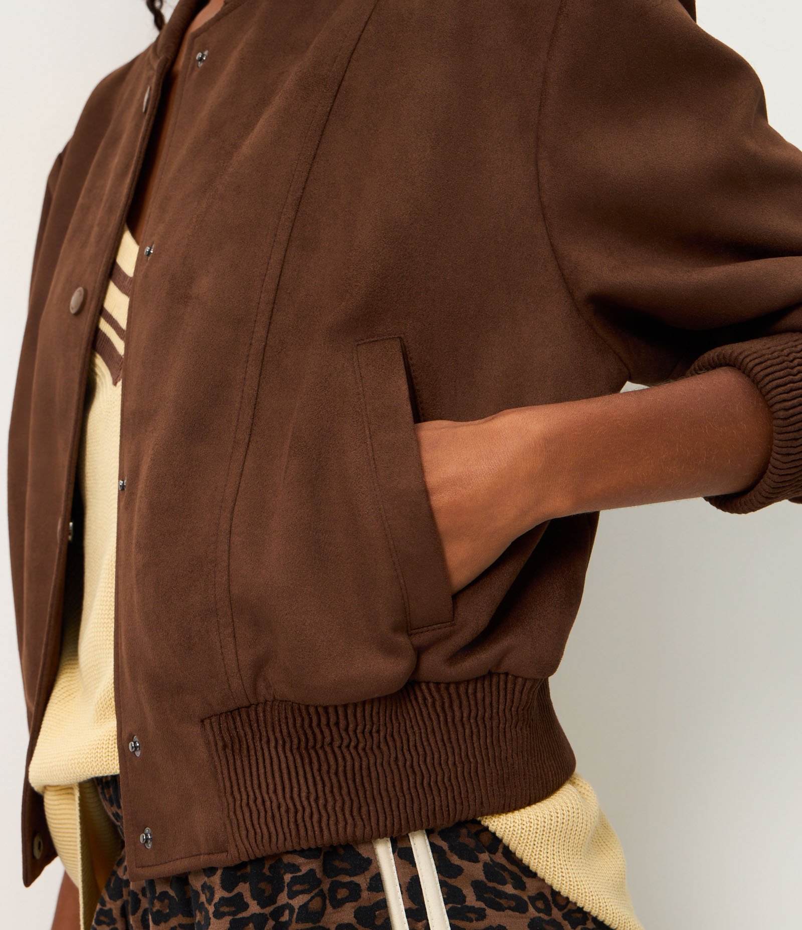 Jaqueta Bomber em Suede com Barras Ajustadas e Recortes Marrom 4