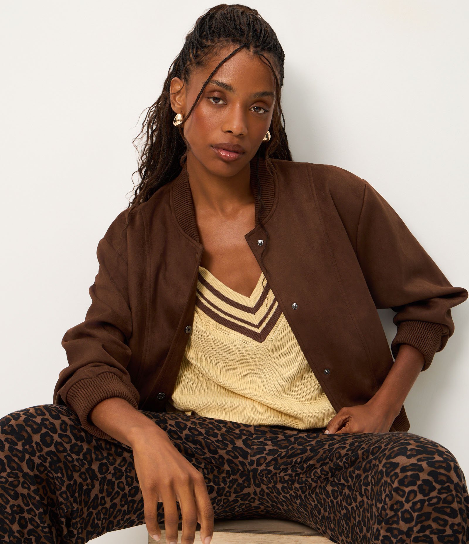 Jaqueta Bomber em Suede com Barras Ajustadas e Recortes Marrom 5