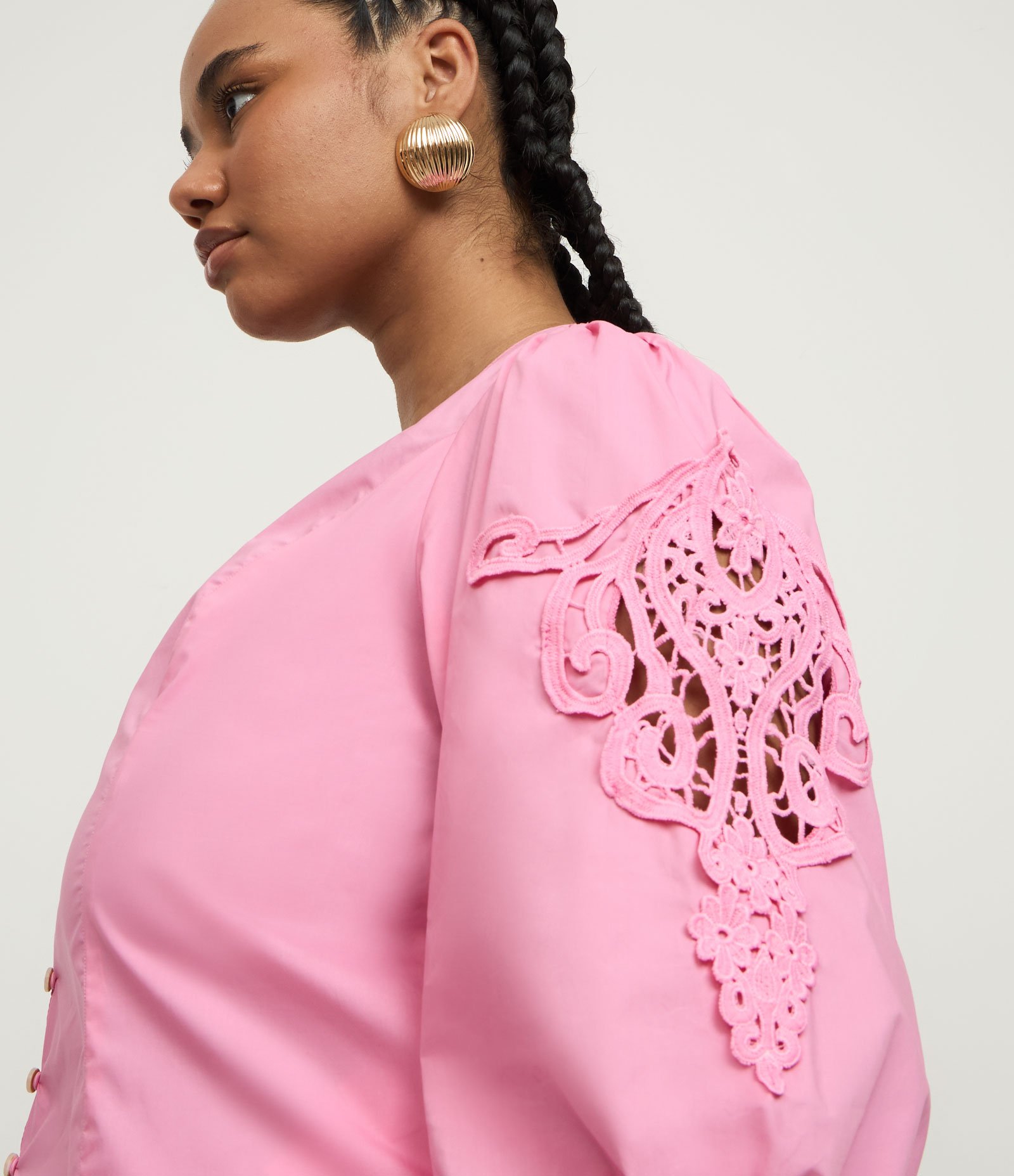 Blusa Manga 3/4 em Tricoline com Richelieu Curve & Plus Size Rosa 2