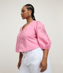 Blusa Manga 3/4 em Tricoline com Richelieu Curve & Plus Size