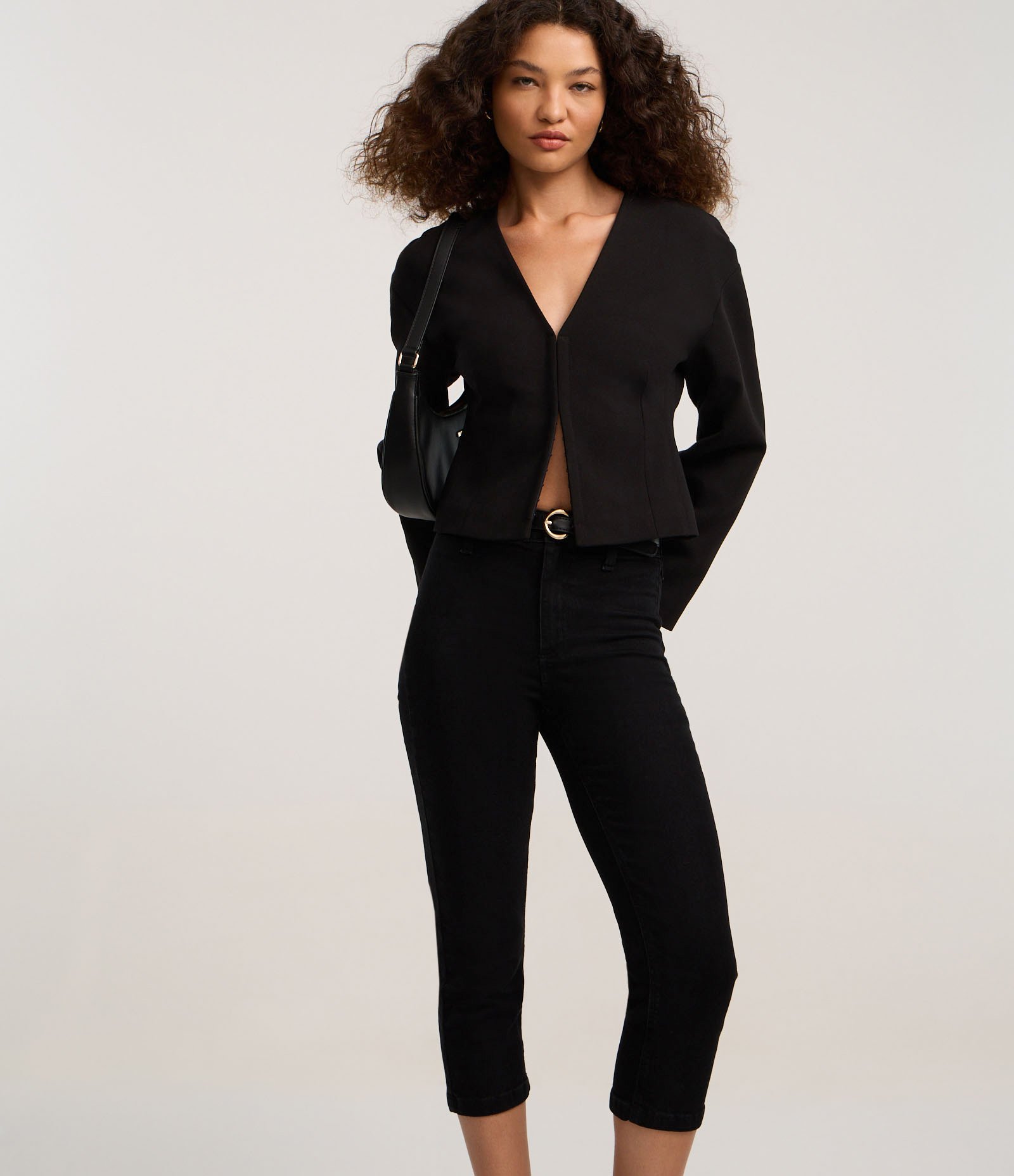 Calça Capri Cintura Alta em Jeans com Passantes e Bolsos Preto 2