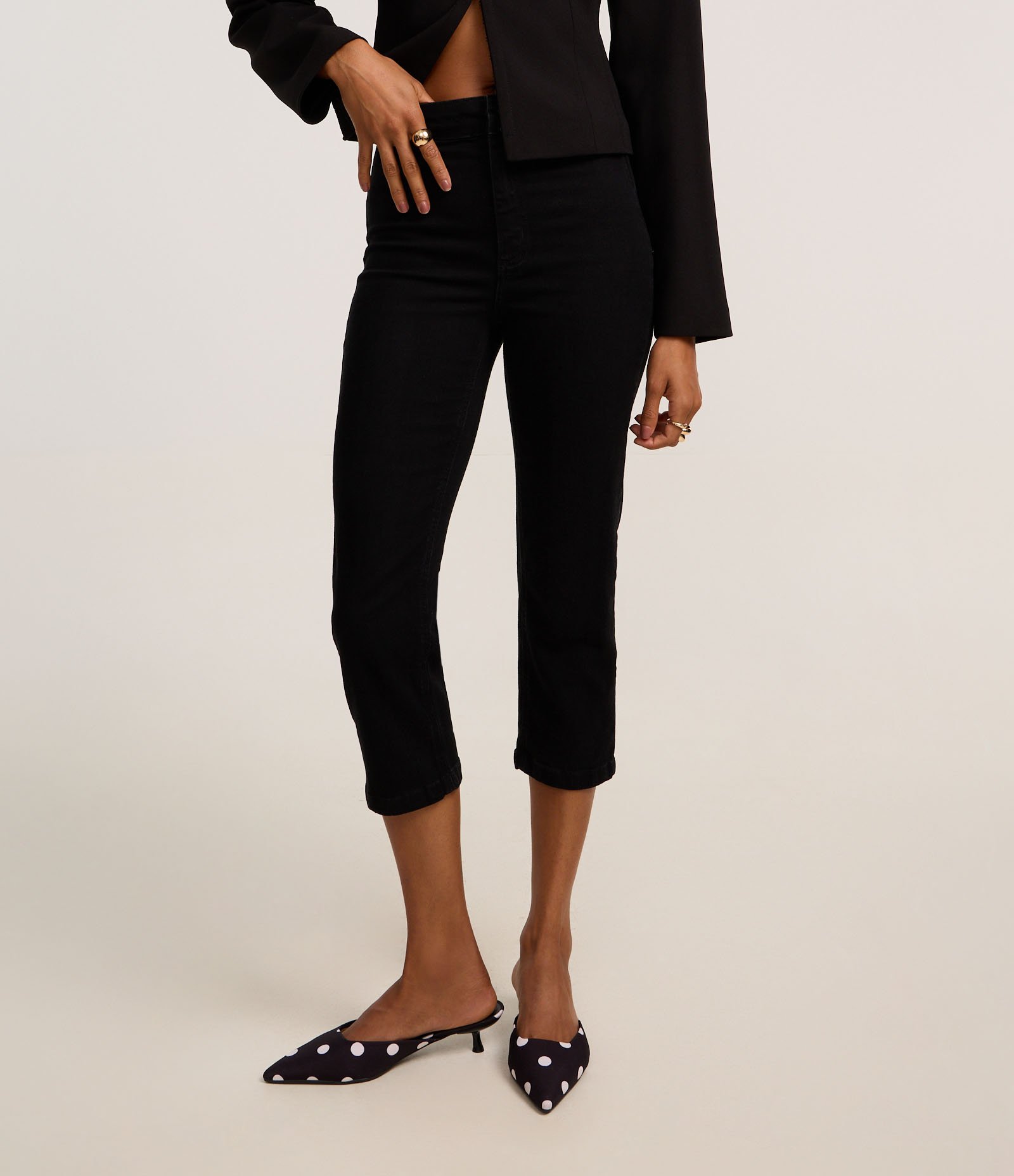 Calça Capri Cintura Alta em Jeans com Passantes e Bolsos Preto