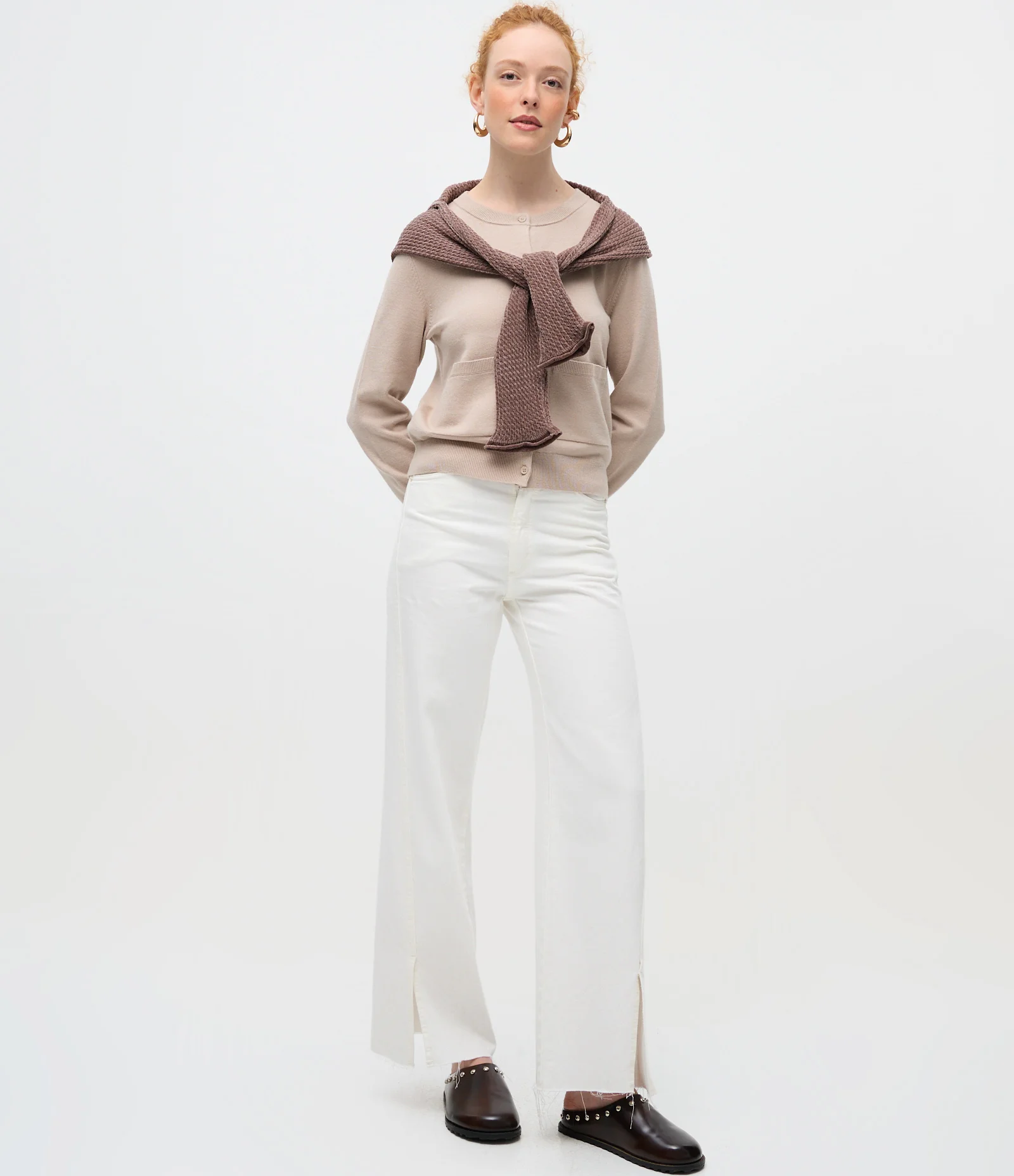 Cardigan em Tricô com Gola Redonda e Bolsos Frontais Bege 2