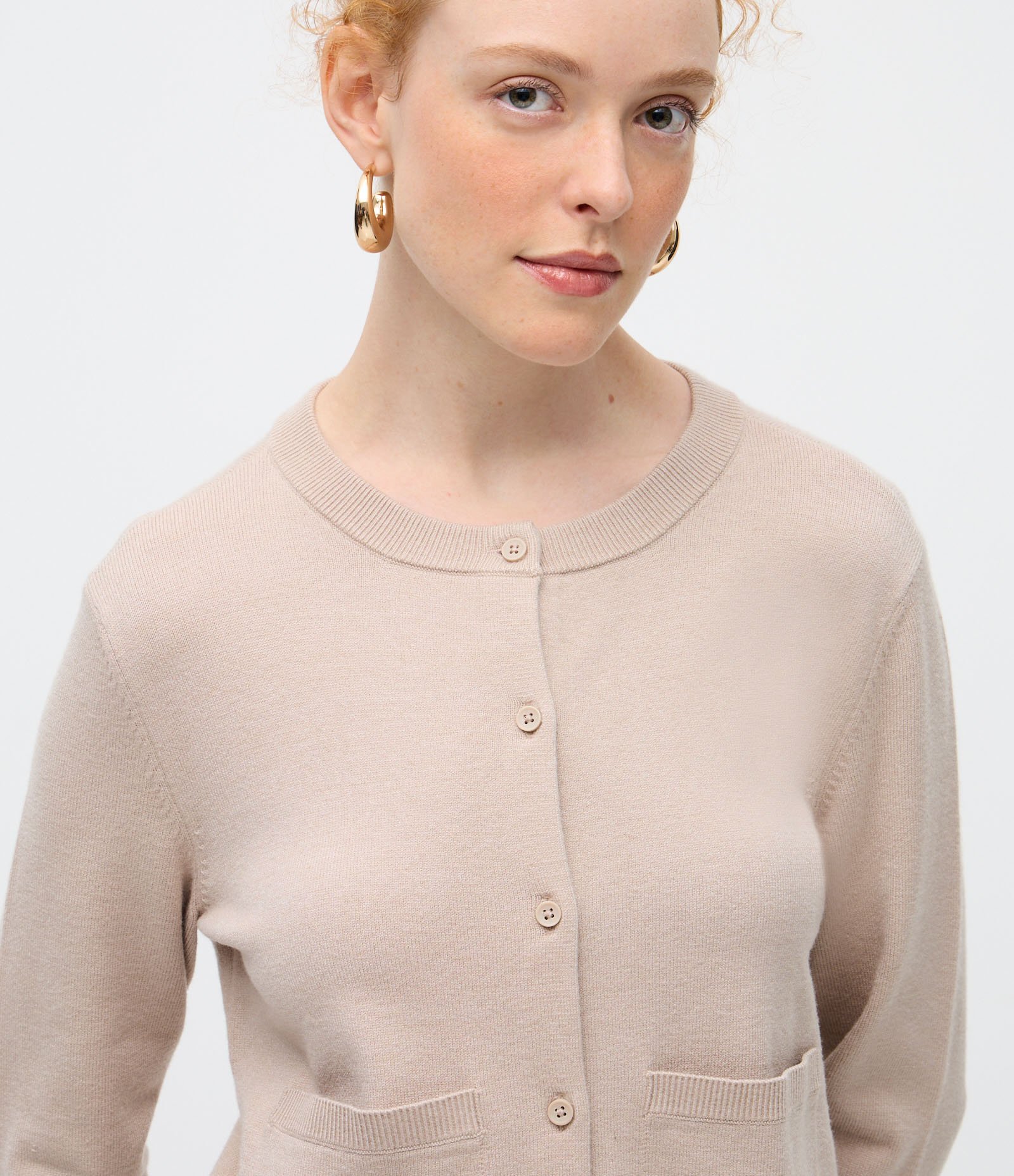 Cardigan em Tricô com Gola Redonda e Bolsos Frontais Bege 3