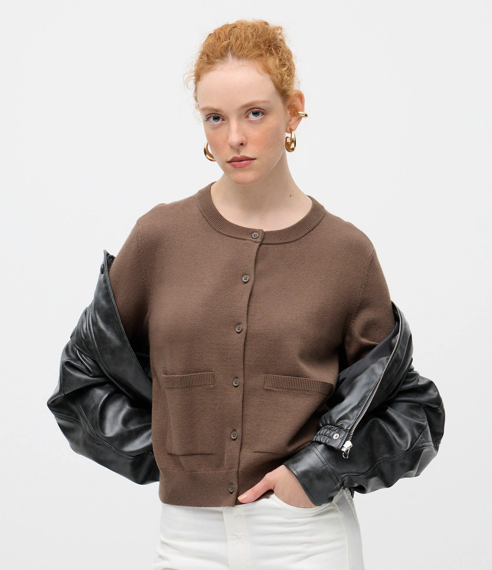 Cardigan em Tricô com Gola Redonda e Bolsos Frontais Marrom 1