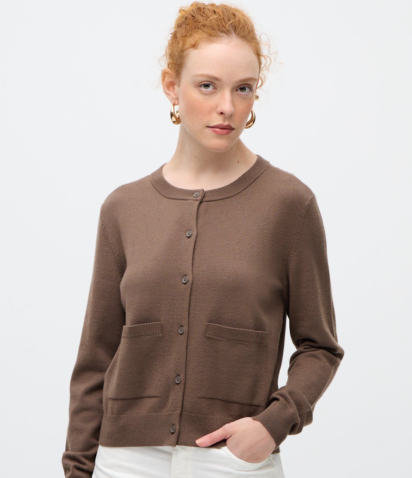 Cardigan em Tricô com Gola Redonda e Bolsos Frontais Marrom 3