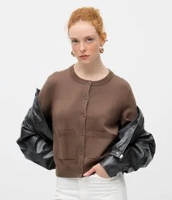Cardigan em Tricô com Gola Redonda e Bolsos Frontais