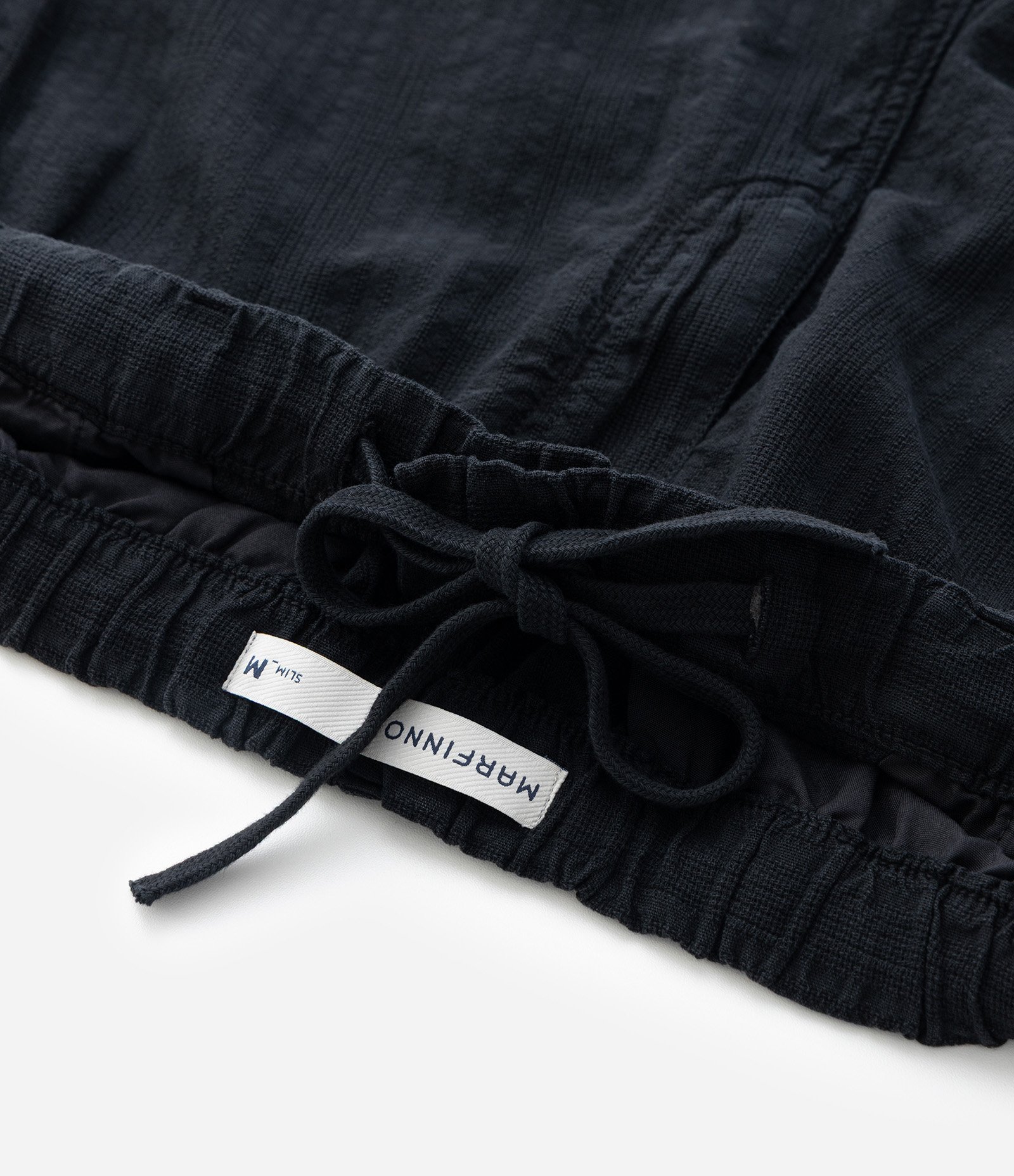 Bermuda Slim Texturizada com Cós Elástico Preto 3