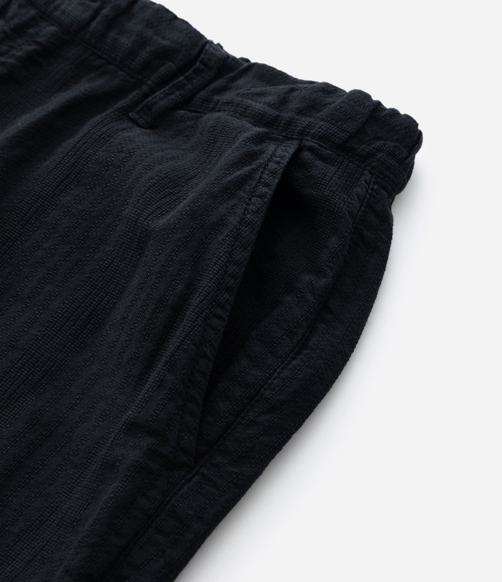 Bermuda Slim Texturizada com Cós Elástico Preto 4