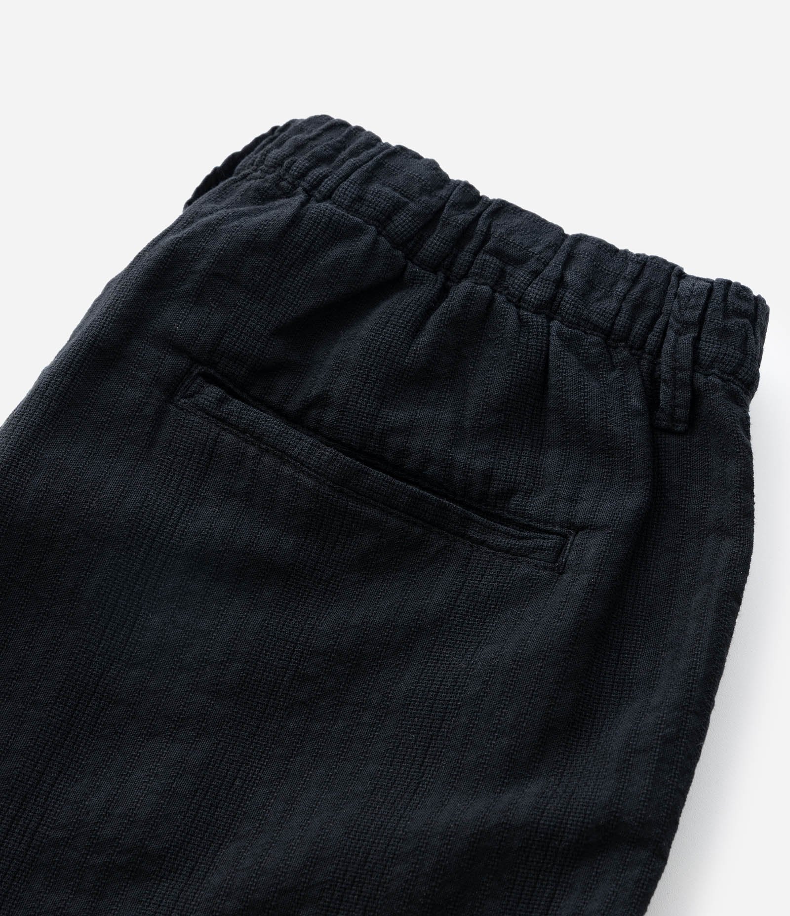 Bermuda Slim Texturizada com Cós Elástico Preto 6