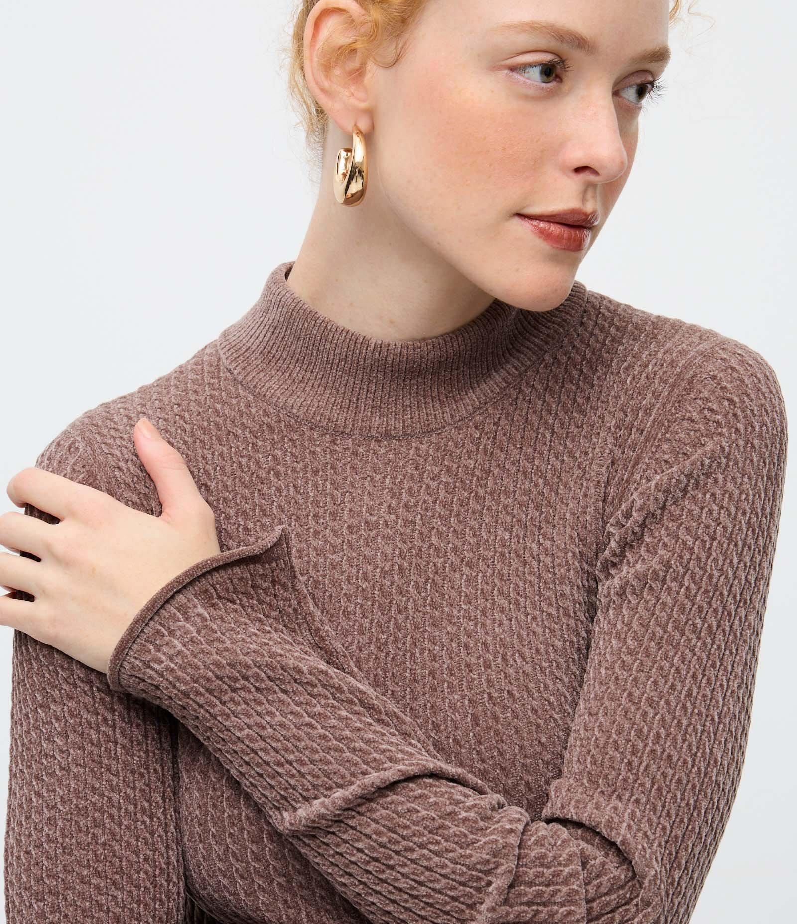 Blusa Slim Texturizada com Gola Alta e Manga Longa Marrom 4