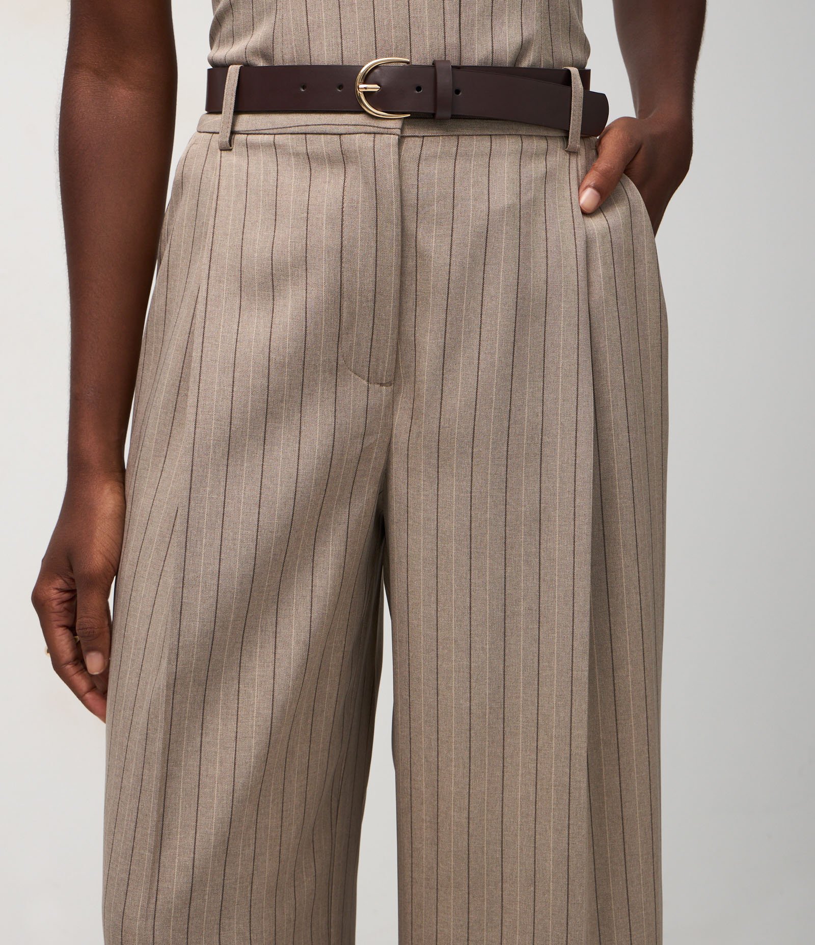 Calça Wide Leg em Alfaiataria com Cinto em PU Bege 4