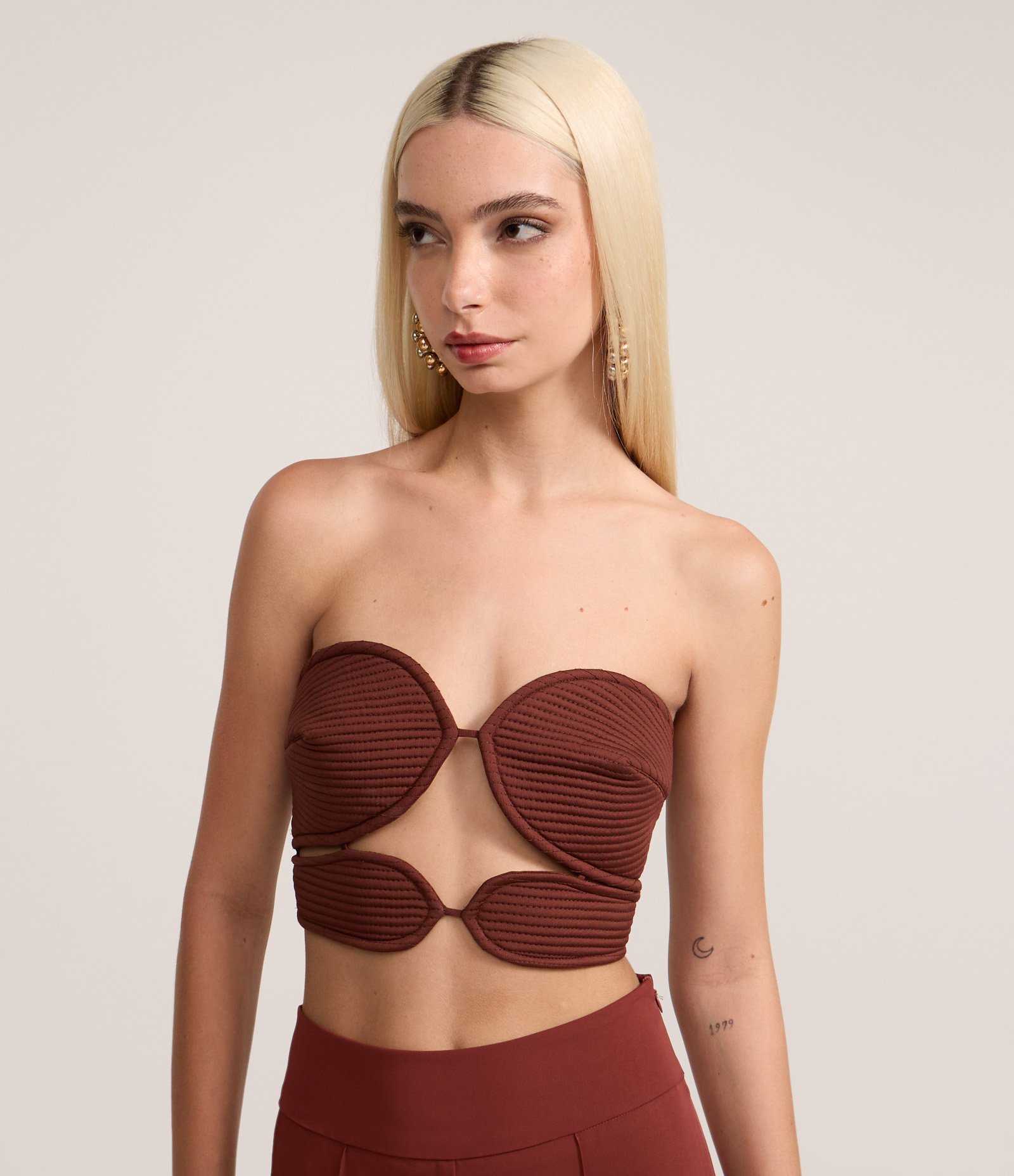 Top em Crepe Tomara que Caia com Busto Pespontado Arredondado Marrom 1