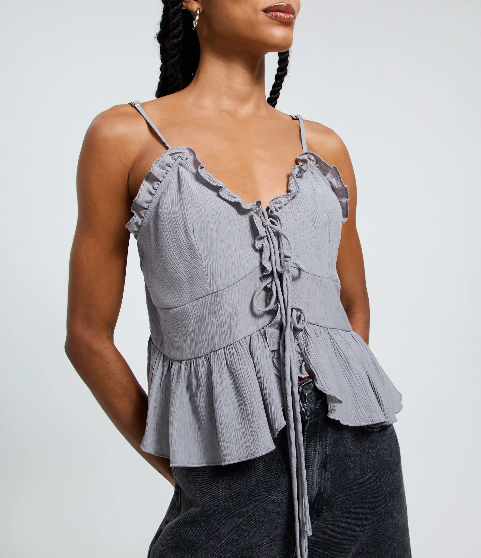 Blusa Texturizada com Amarração Frontal e Babados Cinza 2