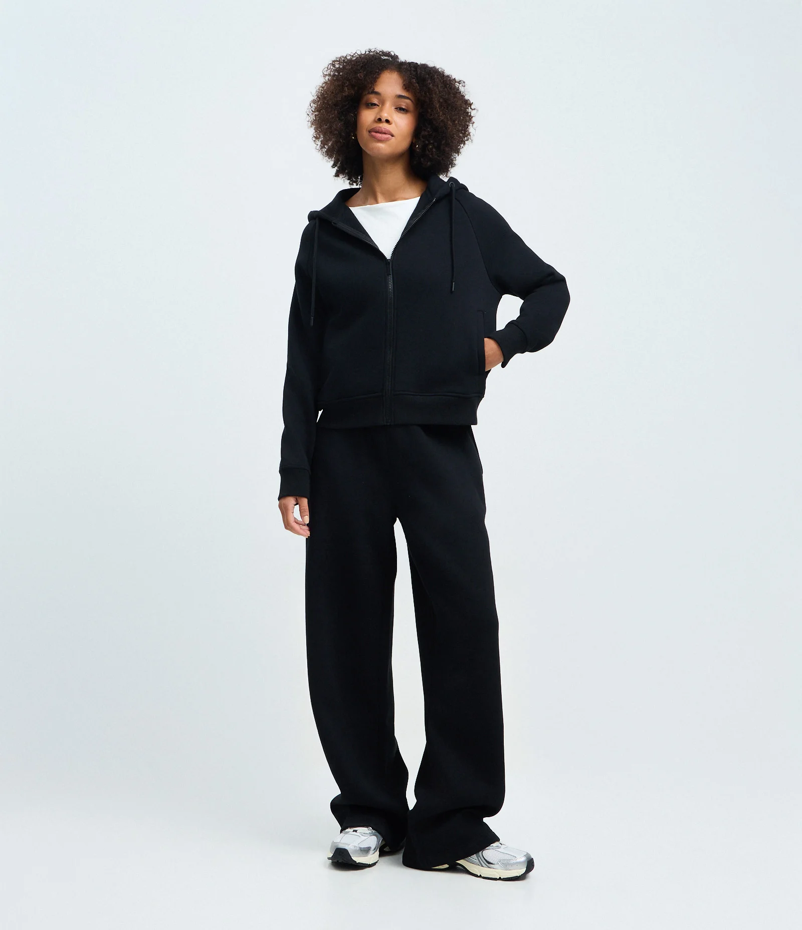 Casaco em Moletom com Capuz e Zíper Frontal Preto 2