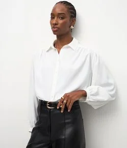 Camisa em Crepe com Franzidos no Ombro e Manga Bufante