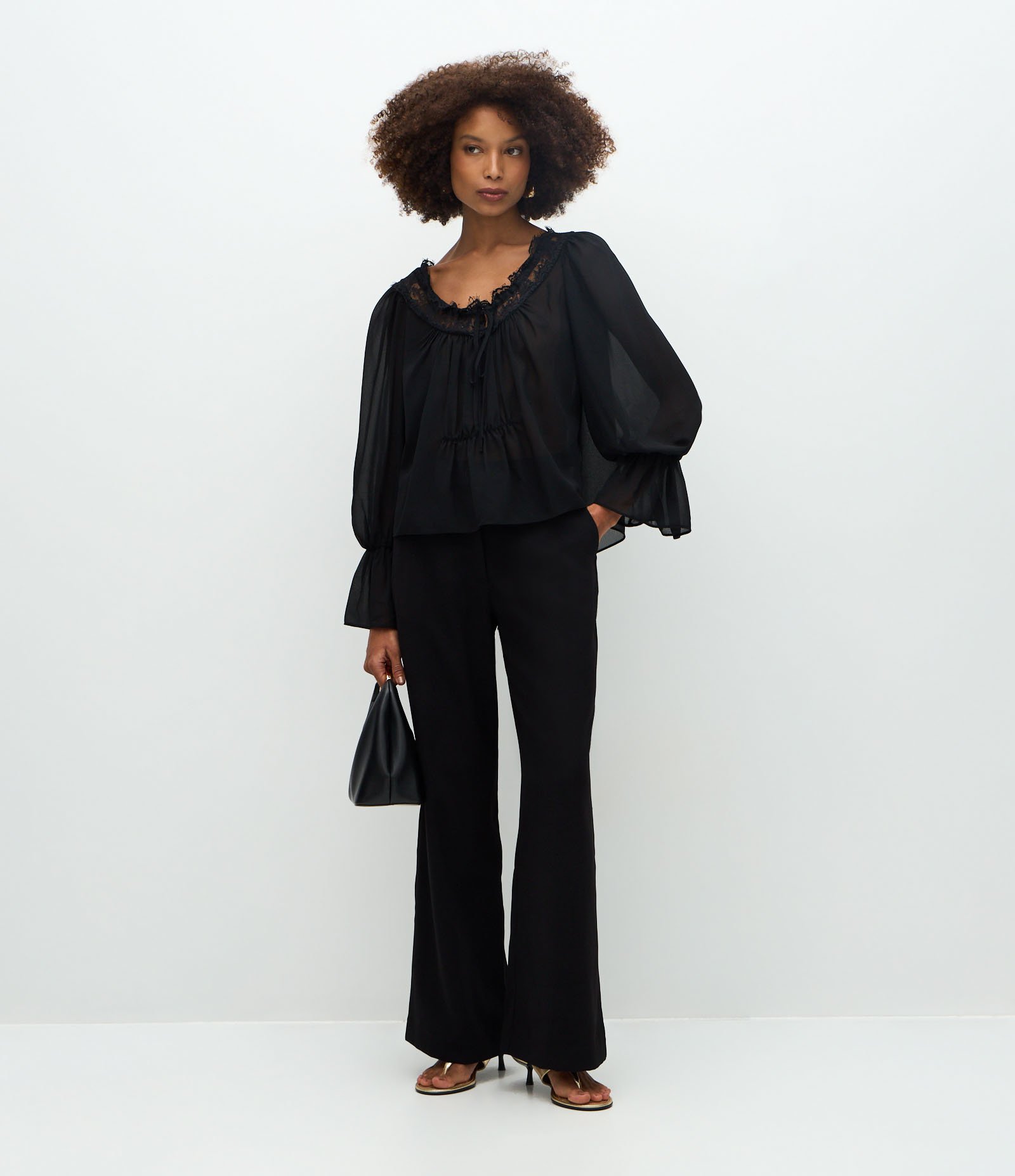 Calça Wide Leg Alfaiatada em Crepe com Botão Preto 1